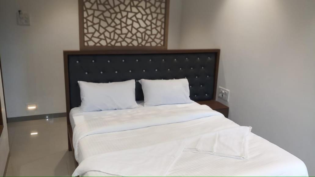 Kalyān Dukes Plaza Hotel מראה חיצוני תמונה